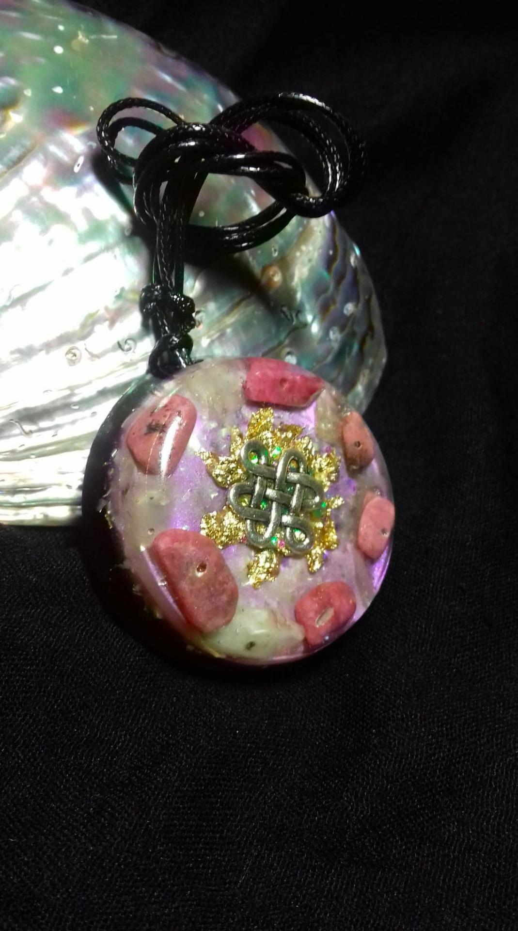 Orgonite Grand pendentif rond ‘ Gold pink Shrivatsa ’