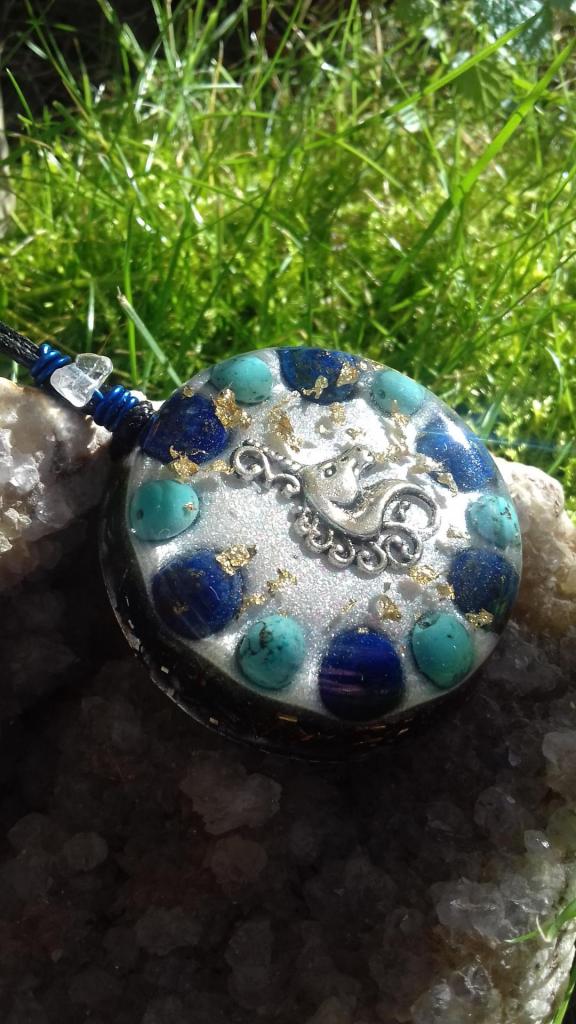 Orgonite Grand pendentif rond ‘ Avalon's key ’