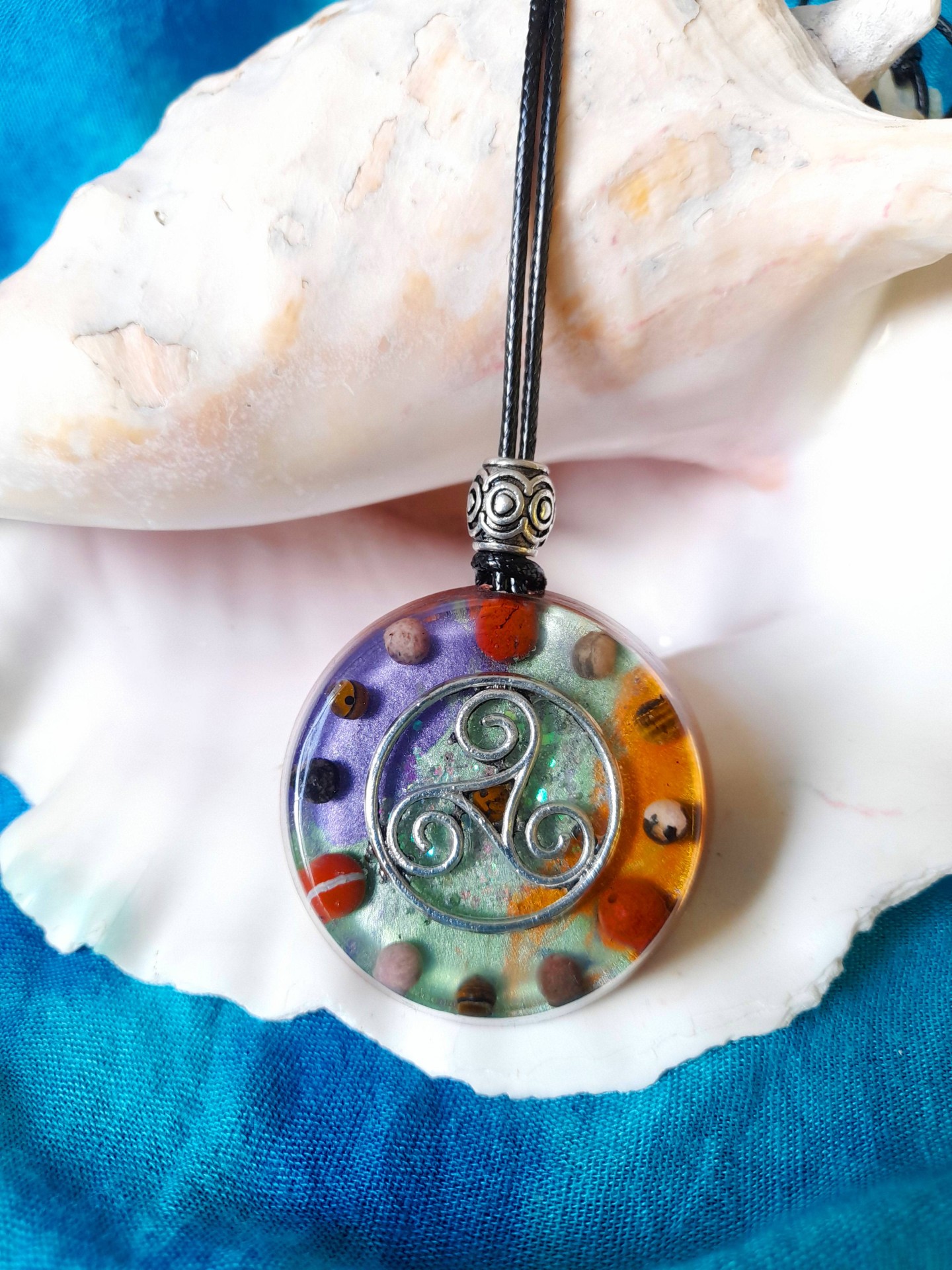 Orgonite Grand pendentif rond ' Baradoz '