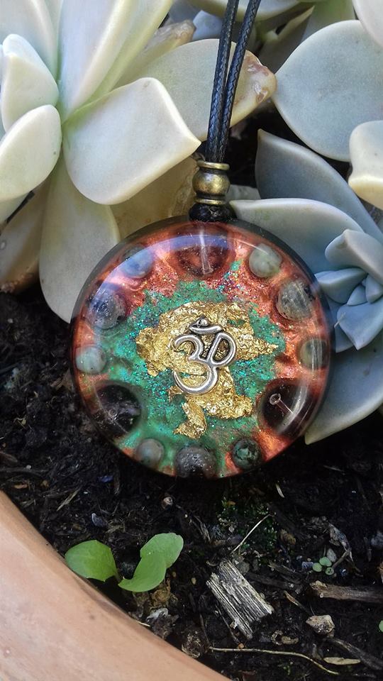 Orgonite Grand pendentif rond ‘ Namgyalma's connection ’