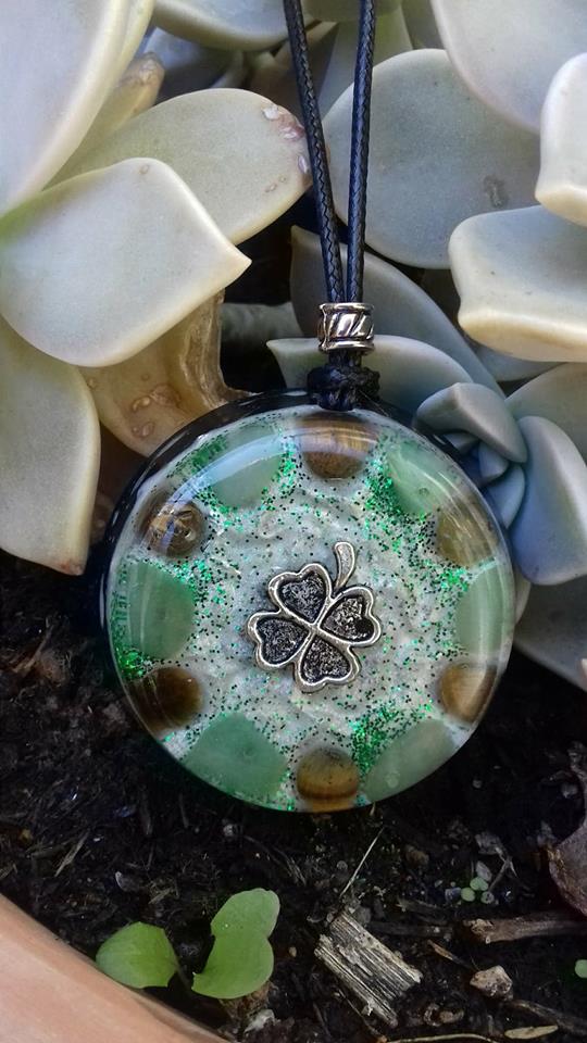 Orgonite Grand pendentif rond ‘ Lucky Here ’