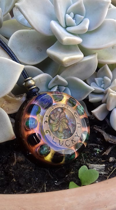 Orgonite Grand pendentif rond ‘ La Chance est Ici ’