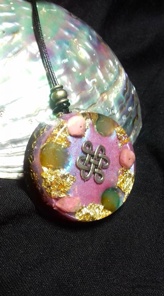 Orgonite Grand pendentif rond ‘ Tibetan Infinity ’