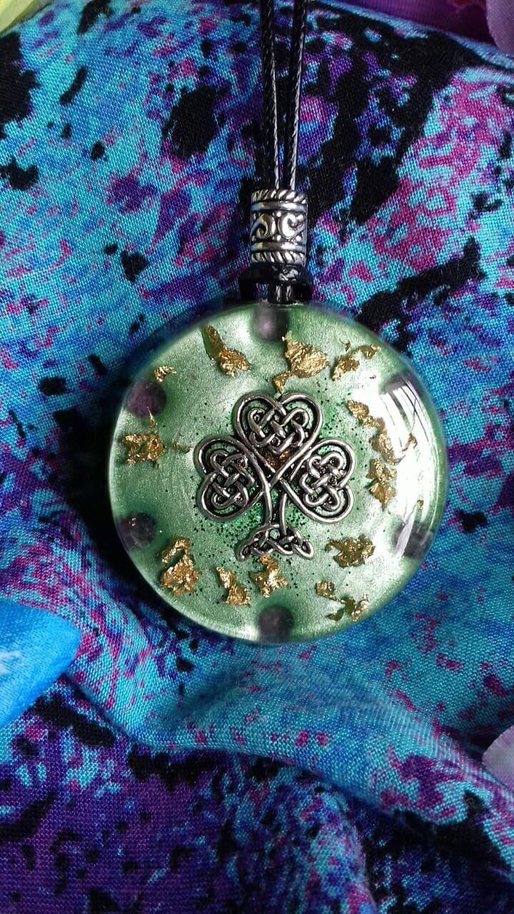 Orgonite Grand pendentif rond ' Pilgrimage '