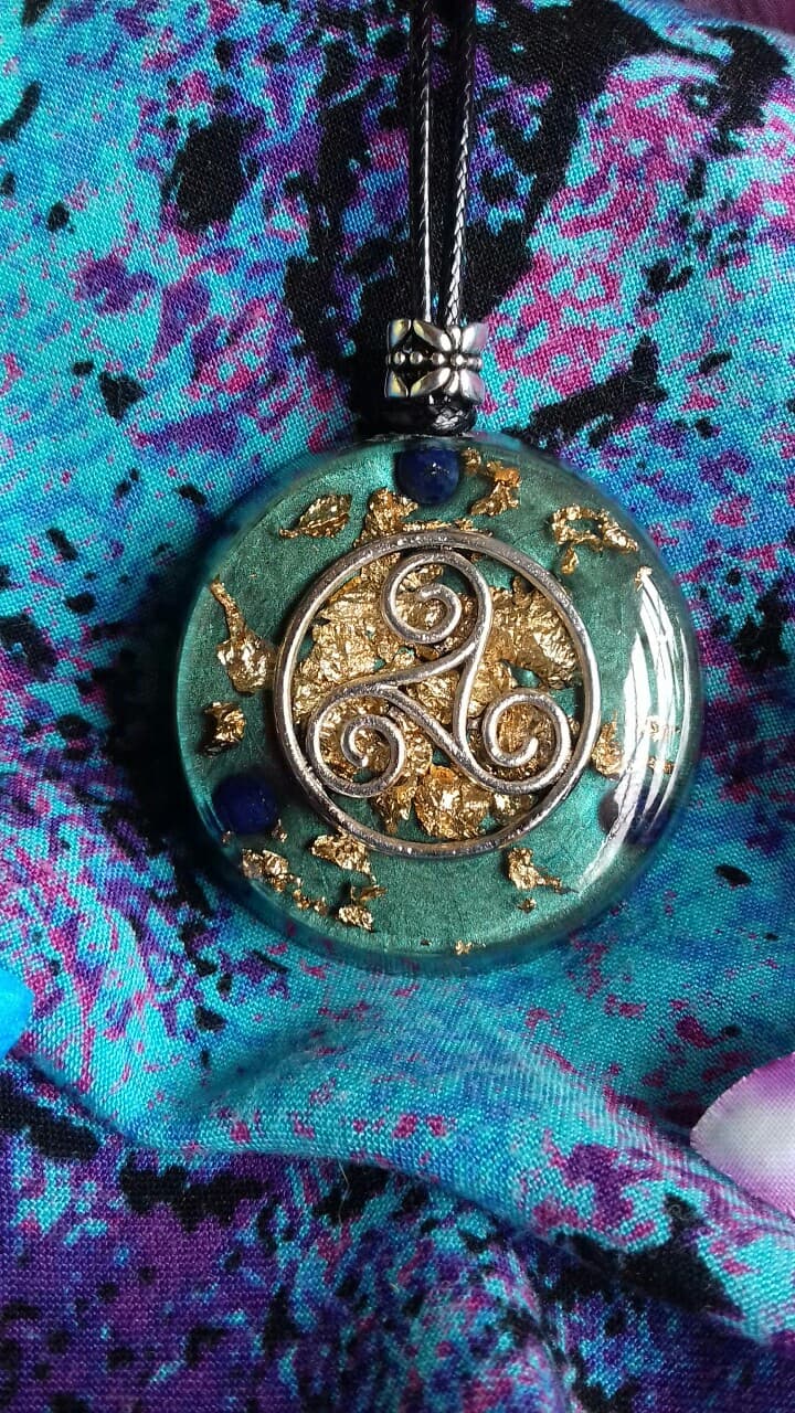 Orgonite Grand pendentif rond ' Dürdî'nh Triskell '