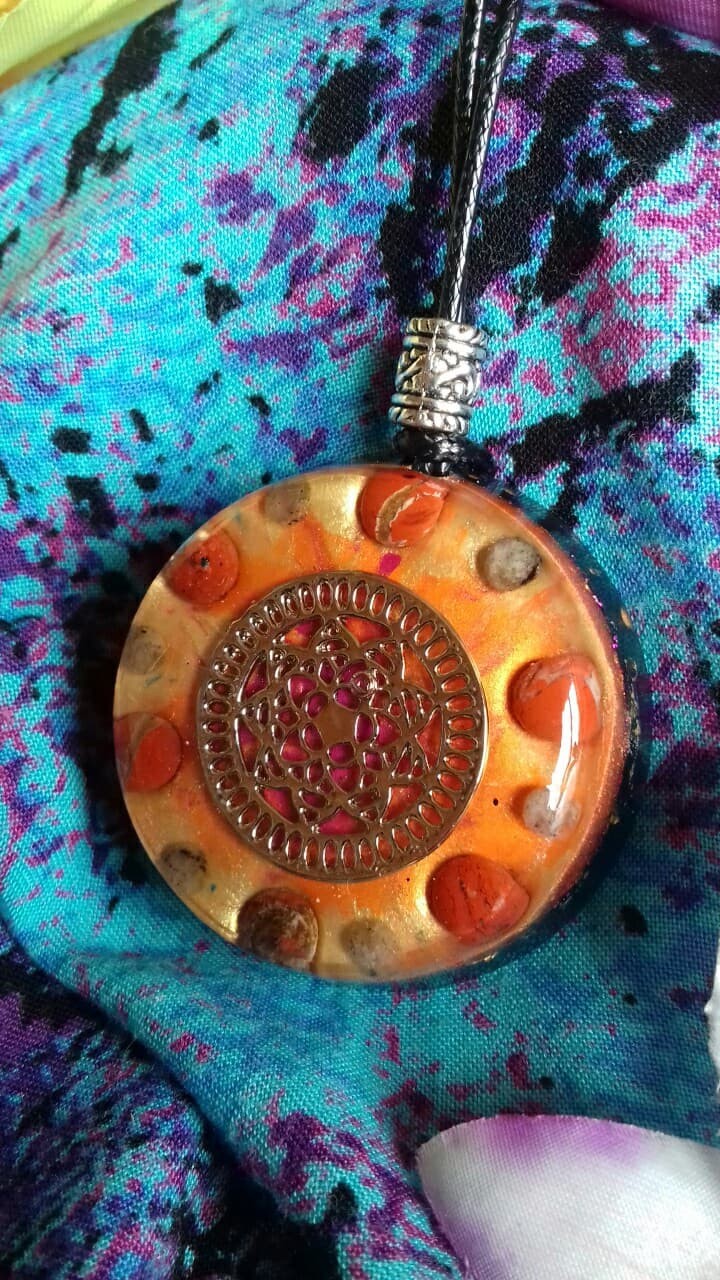 Orgonite Grand pendentif rond ' Padmasambhava Sign ' 