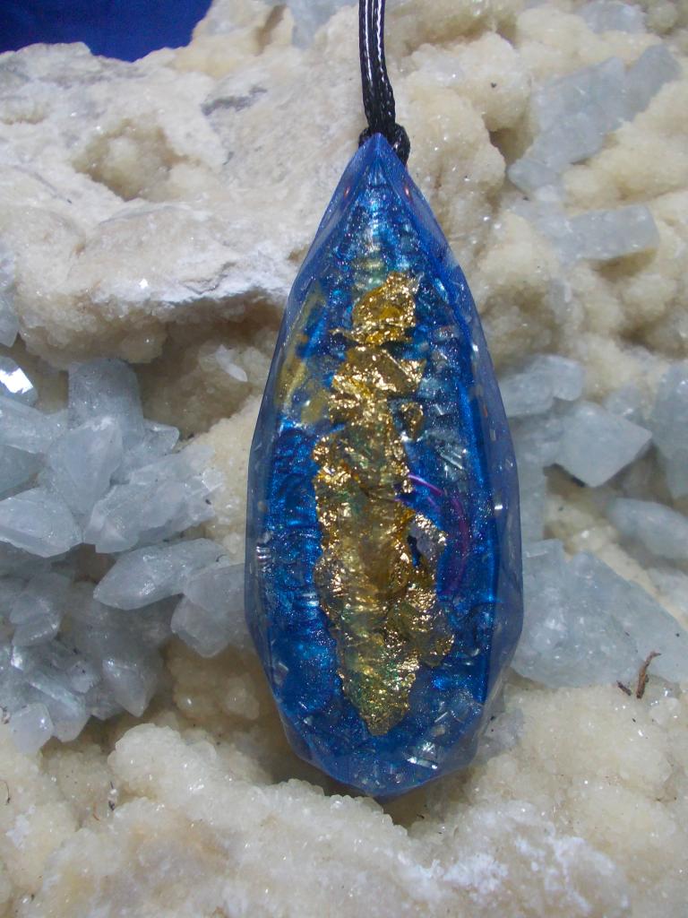 Orgonite ' Atlantising ' avec Cyanite bleue et Feuille d' Or***