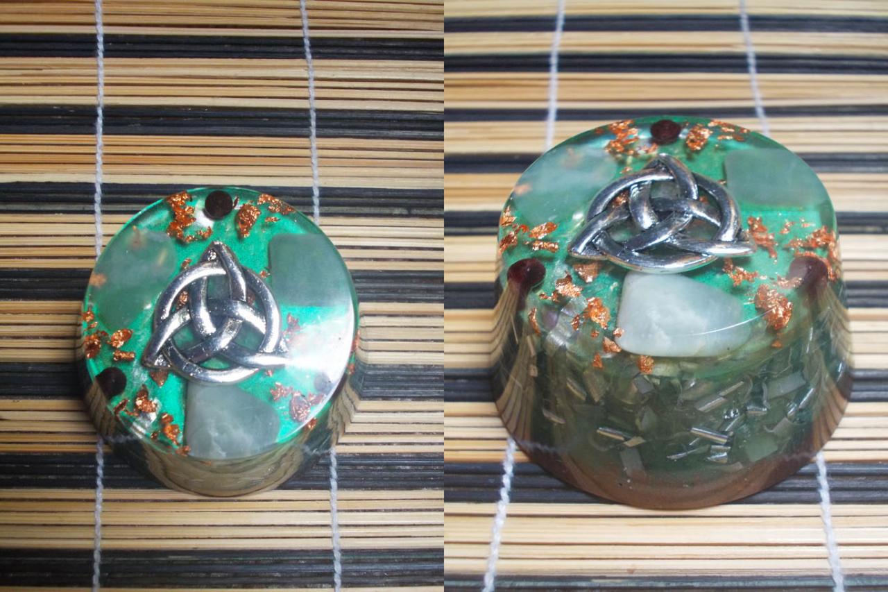 Cylindrique avec grenat et jade;